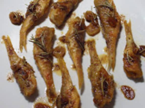 Rougets frits à la crétoise, avec de l’huile d’olive et sauce savoro