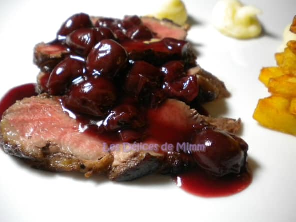 Magrets de canard, sauce aux cerises et au kirsch