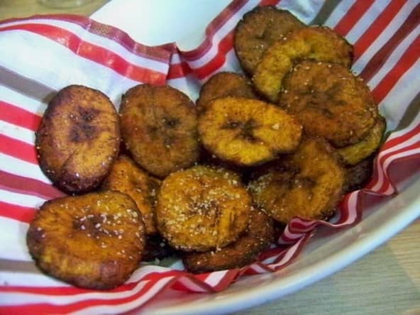 Alloco de la cuisine africaine accompagné de piment rouge