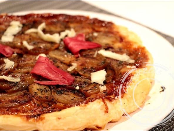 Tatin aux échalotes confites, magret de canard et tomme de brebis