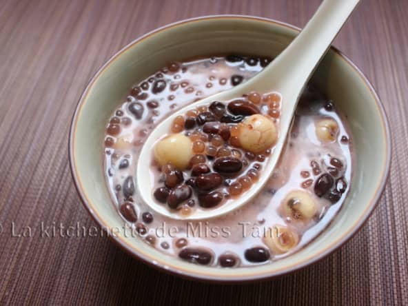 Soupe vietnamienne sucrée de haricots noirs aux graines de lotus