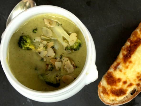 Soupe de broccoli et tartine au cheddar gratiné