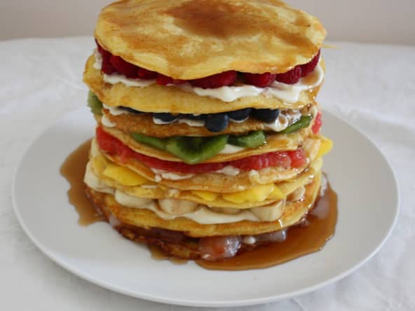 Gâteau de pancakes arc en ciel aux fruits