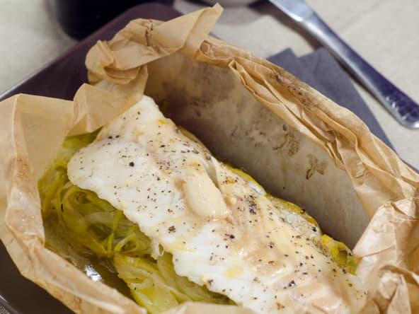 Papillote de cabillaud aux poireaux et beurre au ponzu