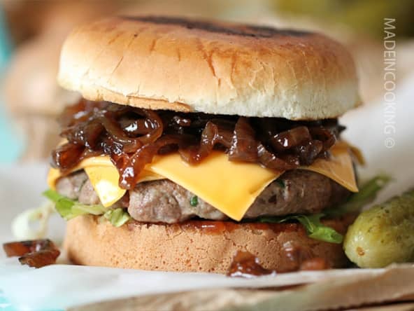 Burger maison aux oignons caramélisés