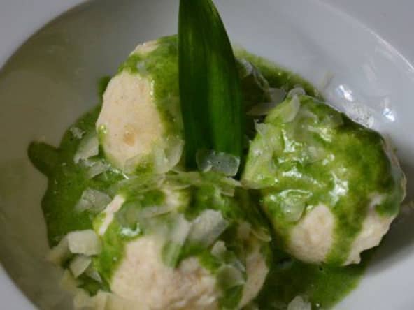 Quenelles à la ricotta et leur sauce verte aillée des oursins