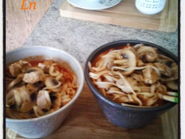 Soupe au Filet mignon au saté et nouilles de riz aux champignons façon ramens