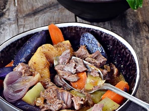 Joues de porc à la bière blonde, poires de terre et coings