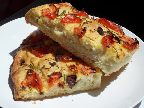 Pain focaccia aux tomates fraîches, aux olives, au romarin et à l’ail