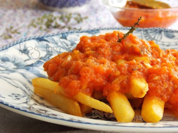 pommes de terre frites en sauce tomate
