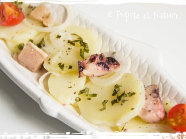 Salade de pomme de terre au hareng fumé et au poulpe à l'ail