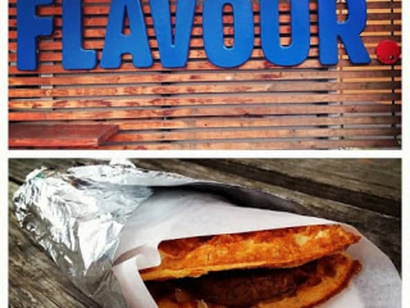 Tacos de gaufres à l'avoine hot dog aux petits oignons et sauce barbecue