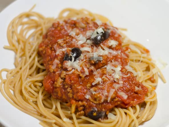 Spaghetti Bolognaise à la cannelle et olives