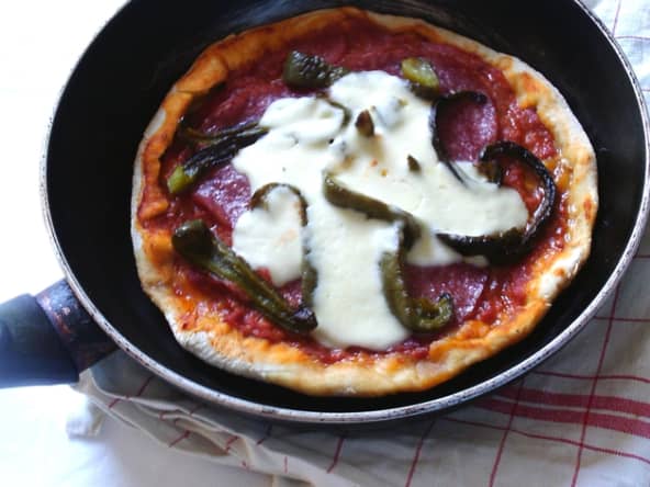 Pizza à la poêle au poivrons et au salami