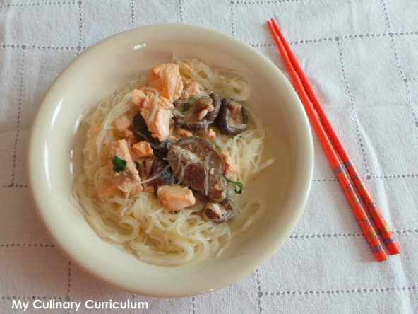 Saumon à la crème de coco, coriandre et vermicelles chinois au wok