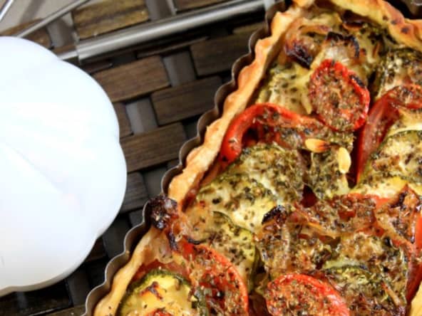 Tarte aux courgettes, tomates, oignons à la moutarde