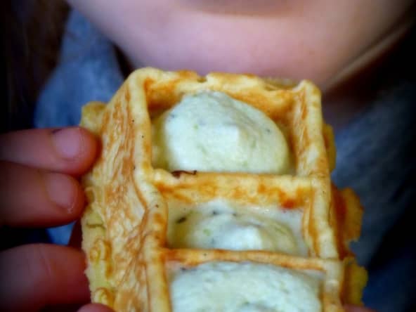 Gaufres express saumon et comté, chantilly de fèves