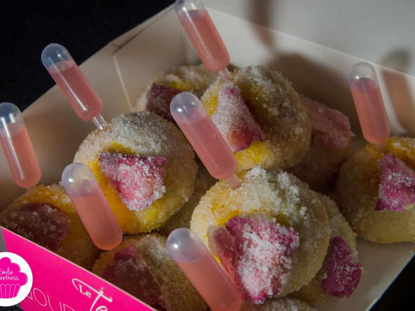 Beignets cuits au four au pamplemousse, au safran et aux pétales de roses