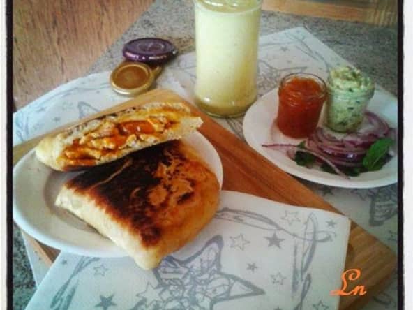 Naans fourrés au poulet korma , creme d'avocat à la coriandre et lassi mangue menthe