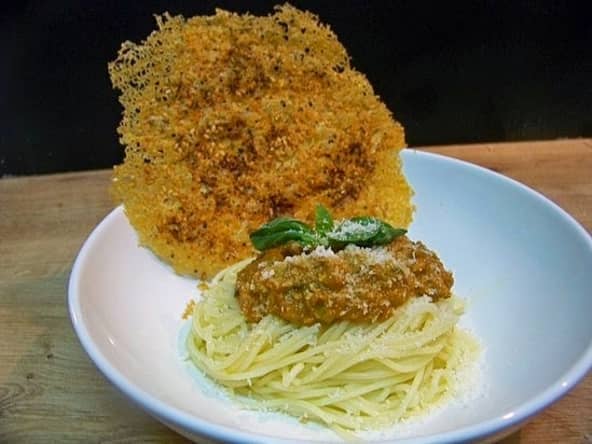 Spaghettis sauce arrabiata et chips de parmesan au sésame et piment d'Espelette