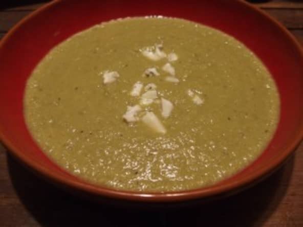 Soupe de chou romanesco et petits pois au roquefort