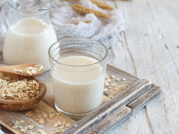 Verre de lait et flocons d'avoine