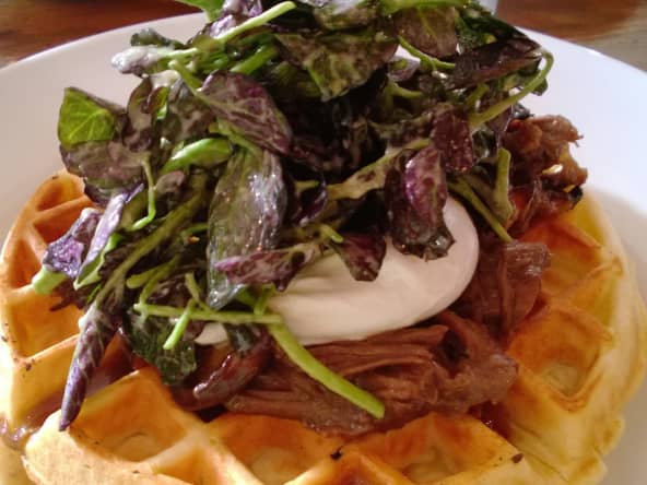 Gaufre au bison braisé, shiitake, oeufs pochés et cresson rouge