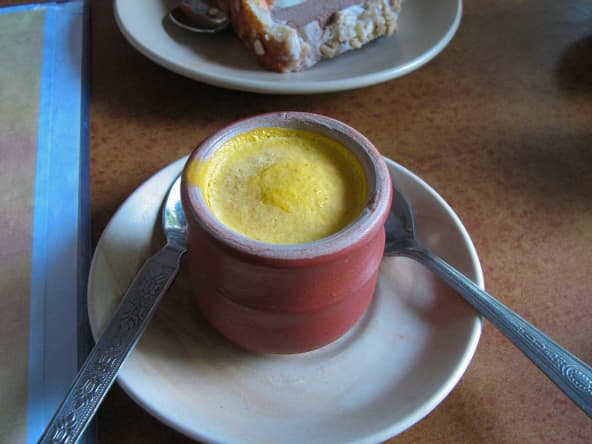 Matka Kulfi servi dans un petit pot de terre