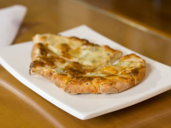 Cheese naan découpé en morceaux