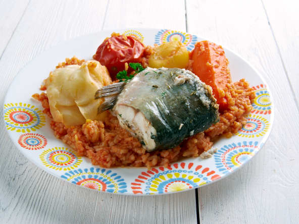 Assiette de thiéboudiène sur fond bois blanc