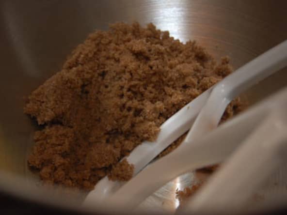 Sucre brun dans un saladier