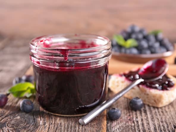 Confiture de mytilles dans un pot et sur tartine