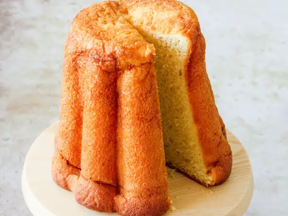 Gâteau battu sur un socle en bois