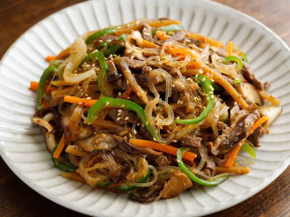 Japchae dans une assiette blanche