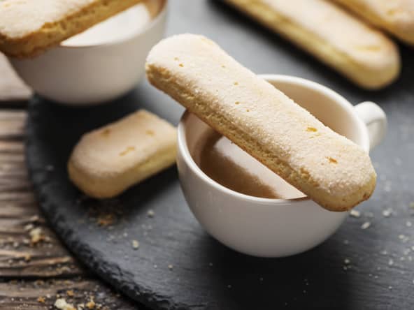 Boudoirs et tasse de café