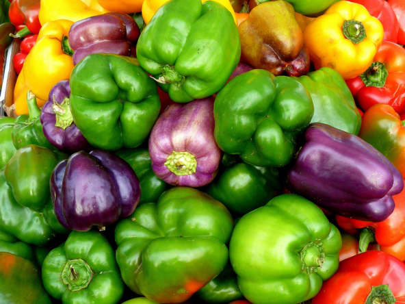 Assortiment de poivrons verts, jaunes ou rouges