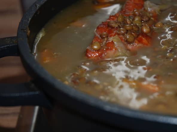 Petit salé aux lentilles dans un faitout