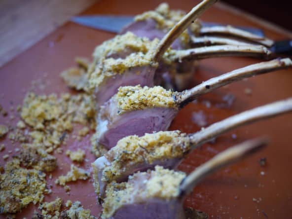 Carré d'agneau rôti découpé