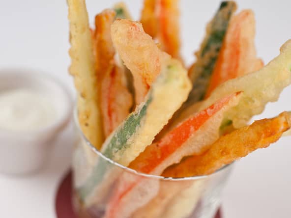 Bâtonnets de légumes en tempura dans un verre
