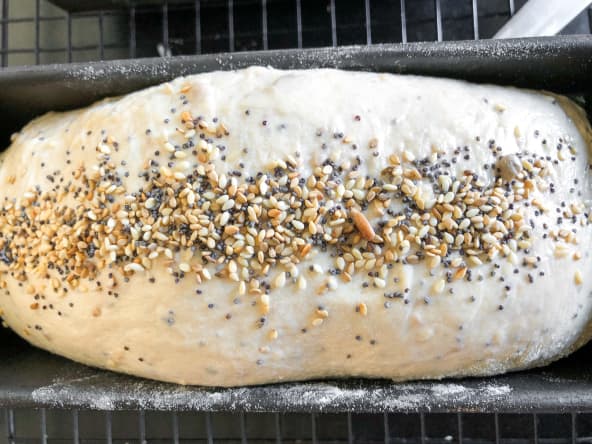 Pâte à pain avec graines.