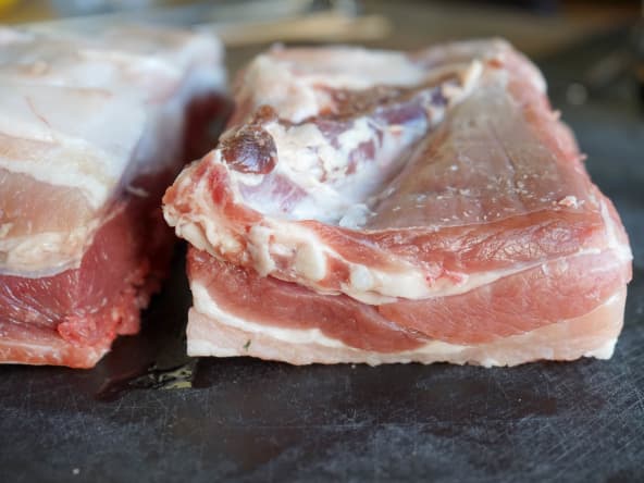 Morceau de poitrine porc crue