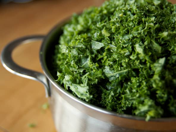 Chou frisé dans une casserole