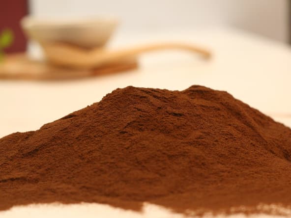 Chocolat en poudre sur plan de travail