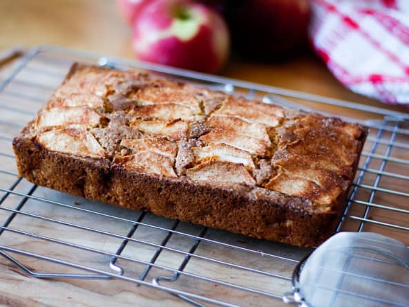 Gâteau aux pommes sur grille