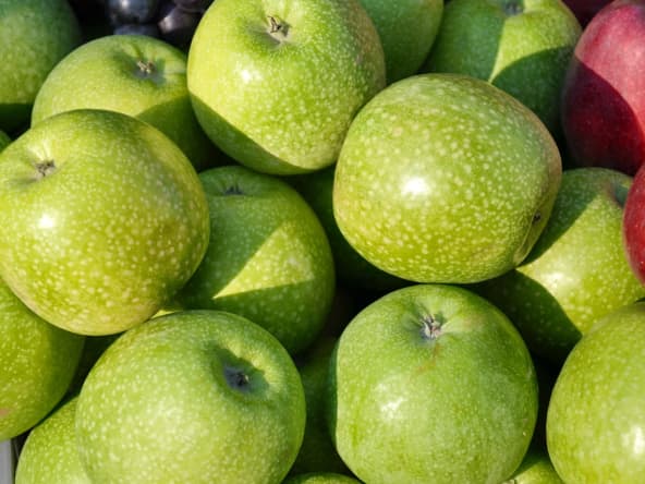 Pommes vertes sur un étal de marché