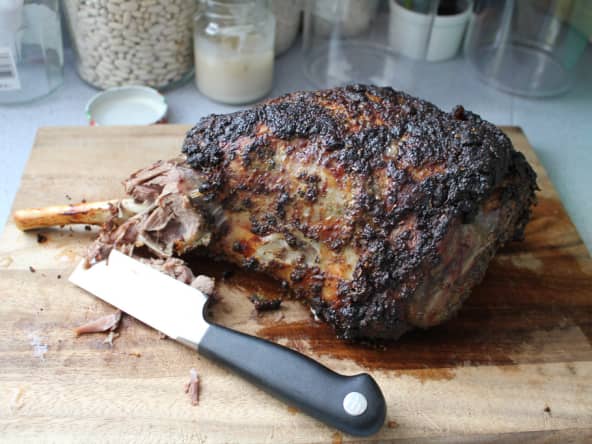 Gigot d'agneau sur planche à découper