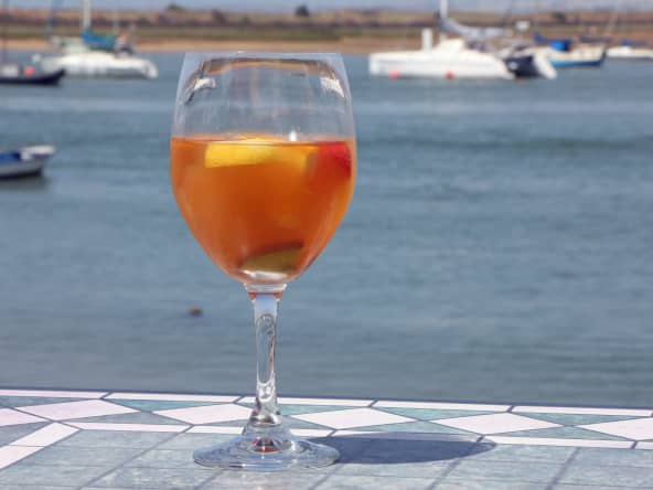 Verre de sangria blanche