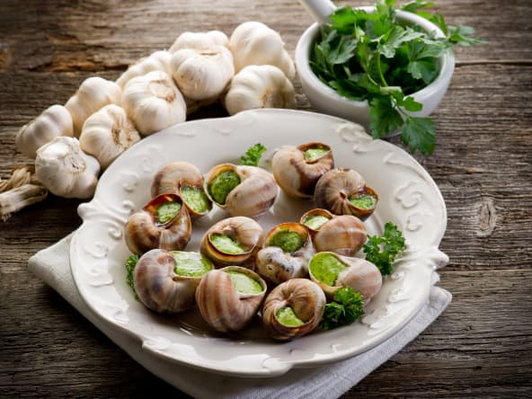 Escargots de Bourgogne au beurre persillé, têtes d'ail et persil frais