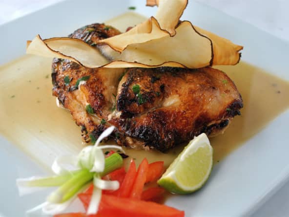 Assiette de poulet sauté et légumes