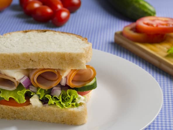Casse-croûte à la poitrine de dinde, salade et tomate